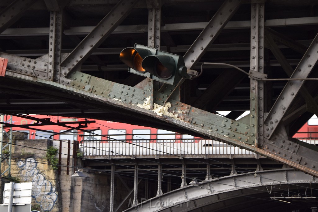 LKW blieb unter Bruecke haengen Koeln Deutz Opladenerstr Deutz Muelheimerstr P107.JPG - Miklos Laubert